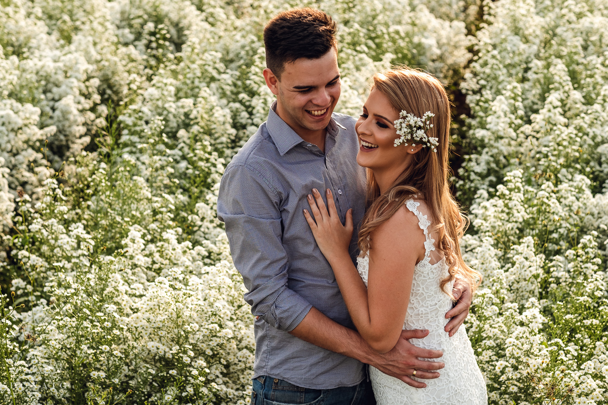 Foto do casal nas flores brancas de holambra.
