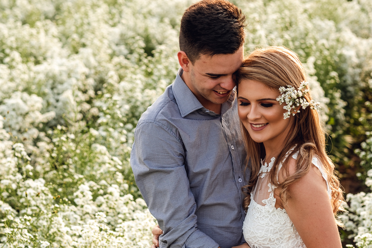 retrato do casal nas flores de holambra.