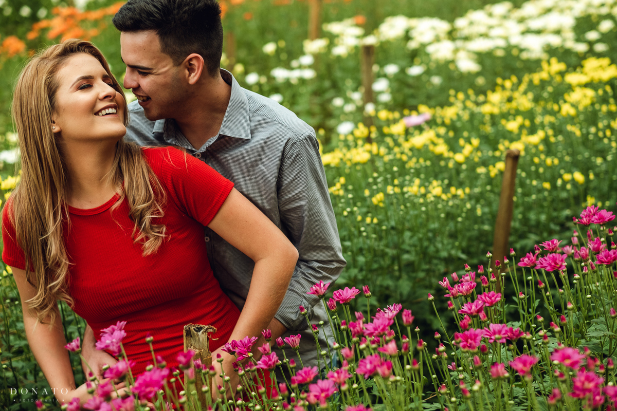 noivos se divertem na flores de holambra-sp.
