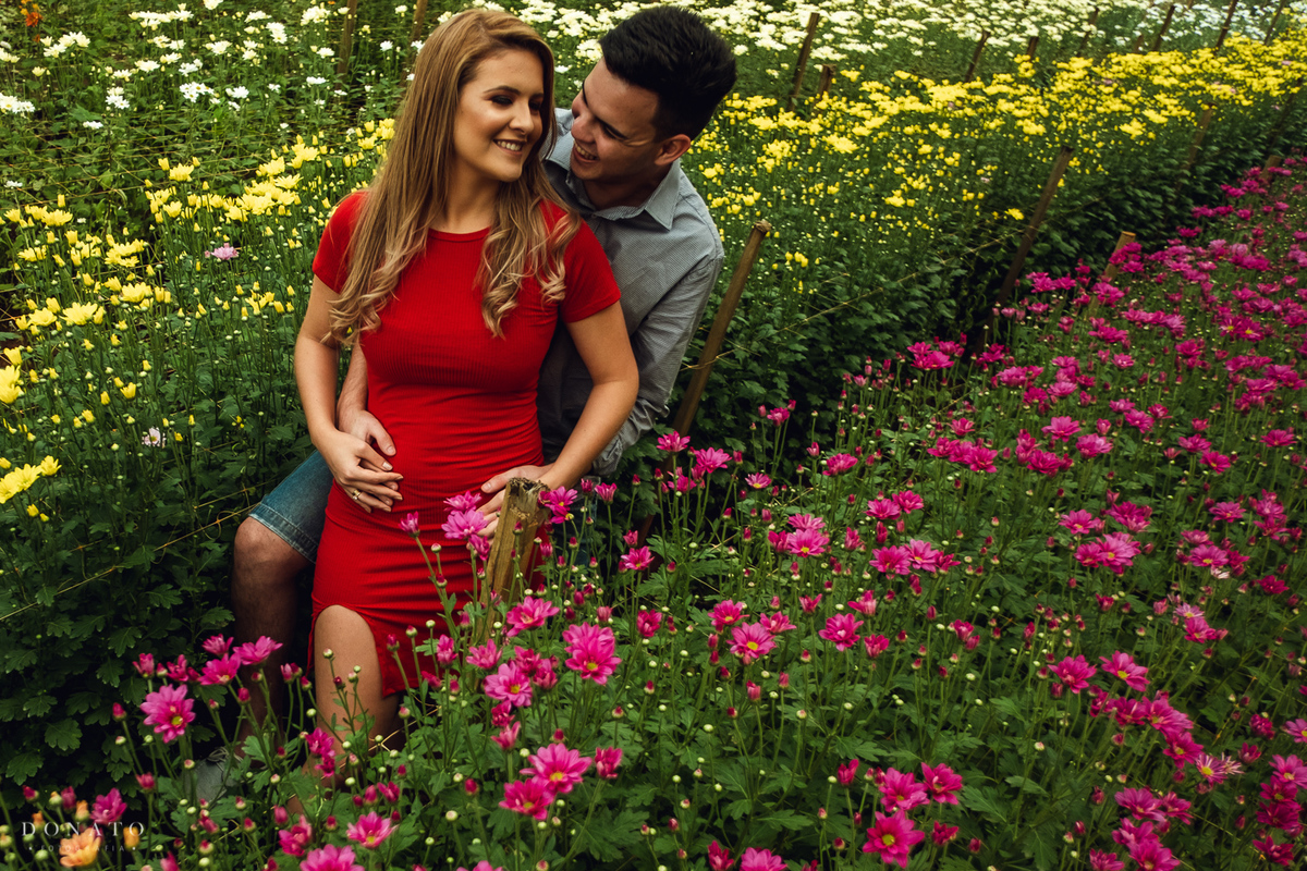 noivos se divertem na flores de holambra-sp.