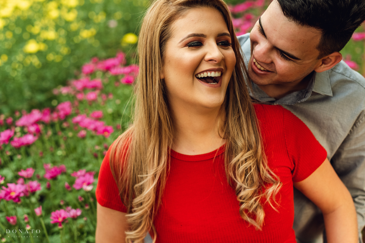 noivos se divertem na flores de holambra-sp.