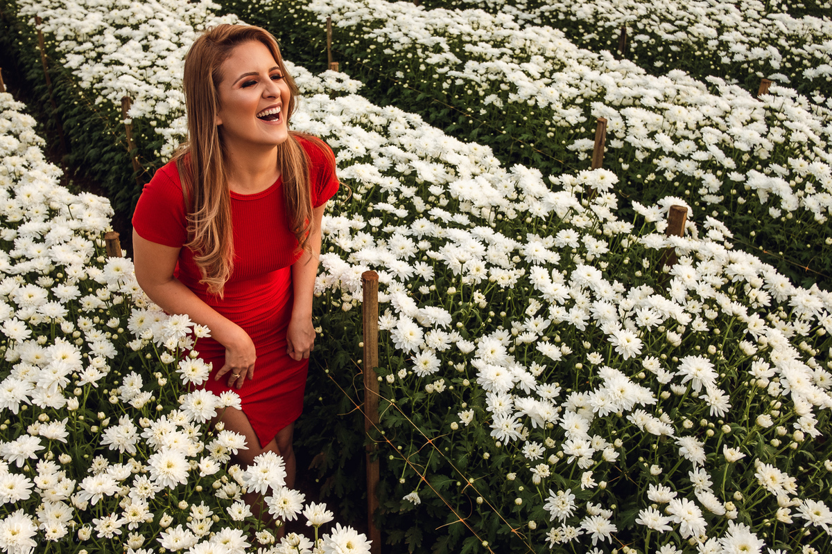 noiva se divertem na plantação de flores brancas de holambra-sp.