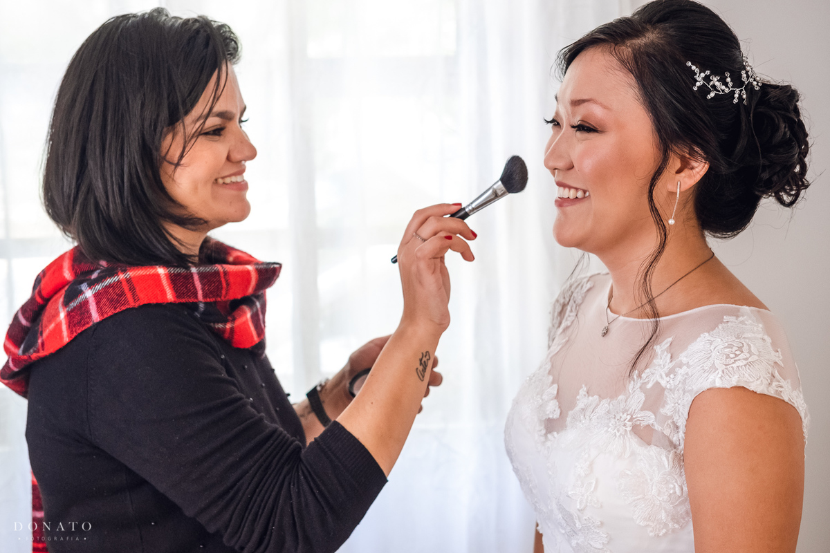 Deby Maia make, faz a maquiagem da noiva.