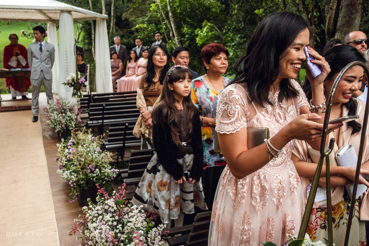 Convidada se emociona ao ver a noiva entrando.