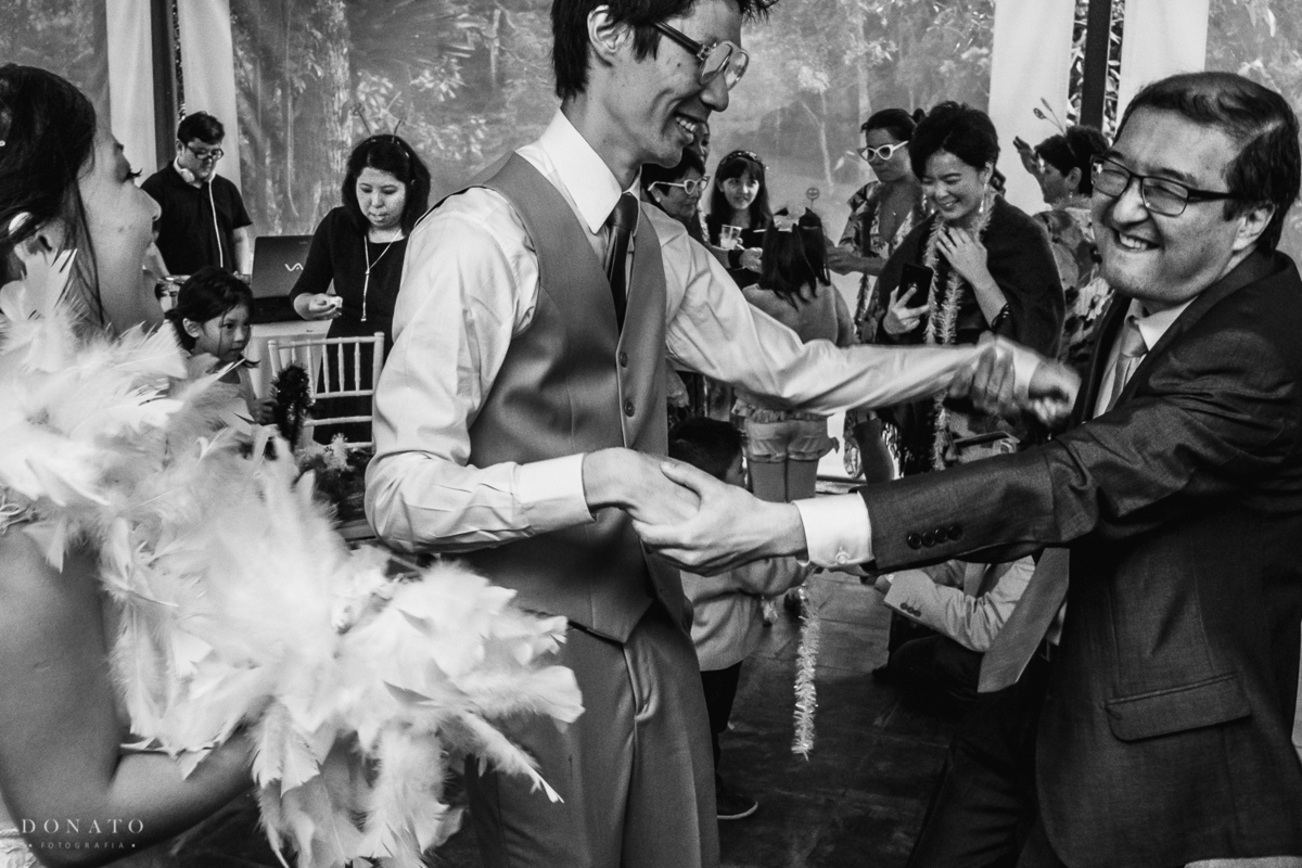 noivo e padrinho dançam no espaço natureza.