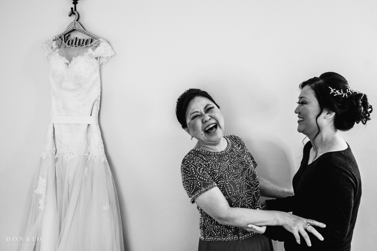 Noiva com a mae se diverte com a situação na sala da noiva do espaco natureza em mariposa-sp.