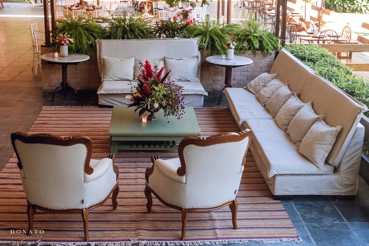 Loud com sofás e Decoração com flores da Flow Decoração realizada no Espaço Natureza.