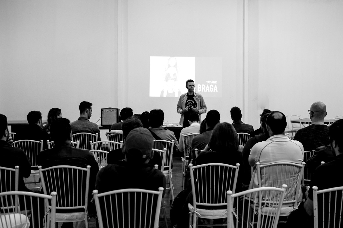 Donato responde perguntas aos alunos na sua palestra no paraná.