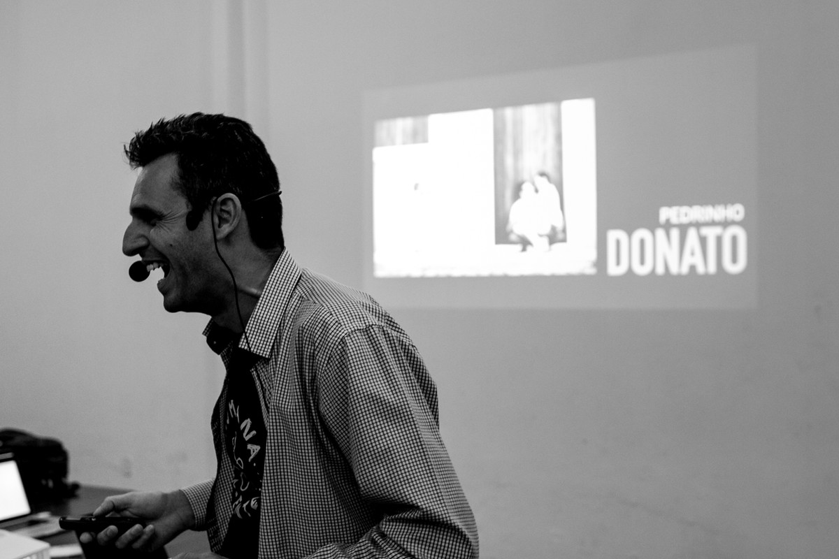 o professor leandro donato, da uma gargalhada enguando da uma aula em sua apresentaçao no projeto humanamente.