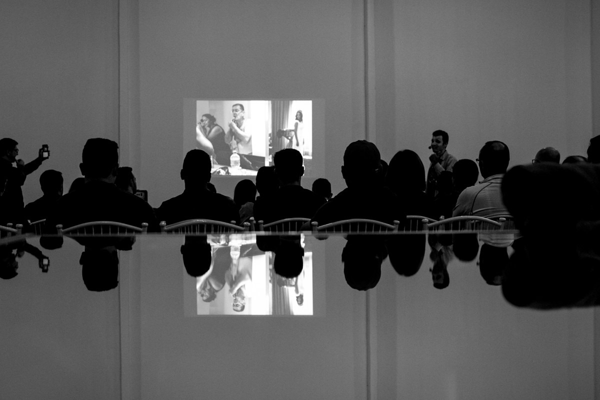 Imagem do professor donato refletida em um espelho.