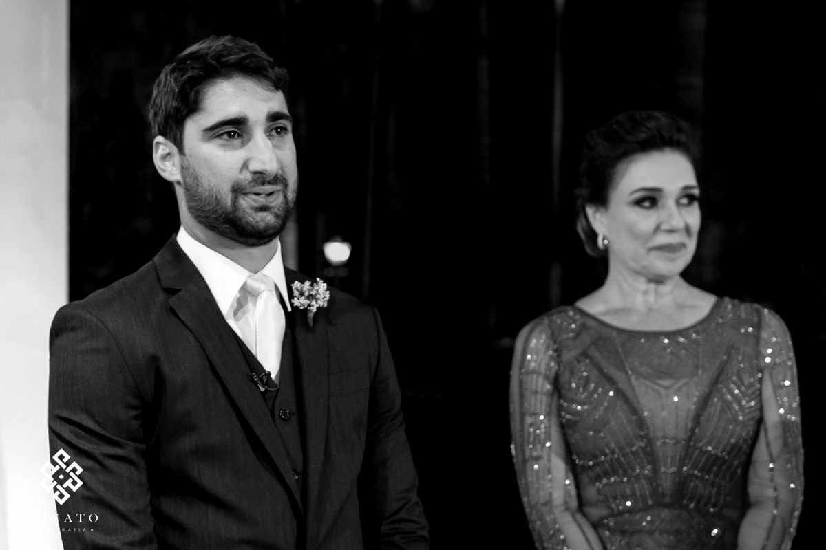 noivo suspira ao ver a noiva toda pronta pela primeira vez.