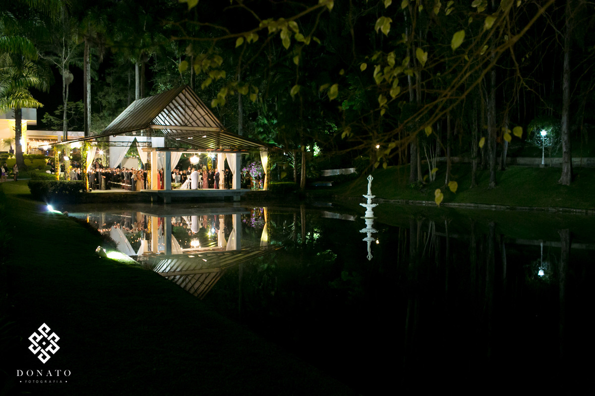 imagem geral da fazenda 7 lagoas, ao fundo o casamento acontecendo.