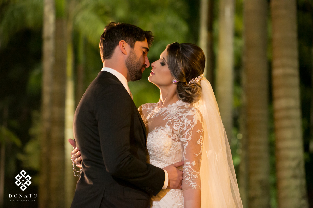 Noivos quase se beijão.