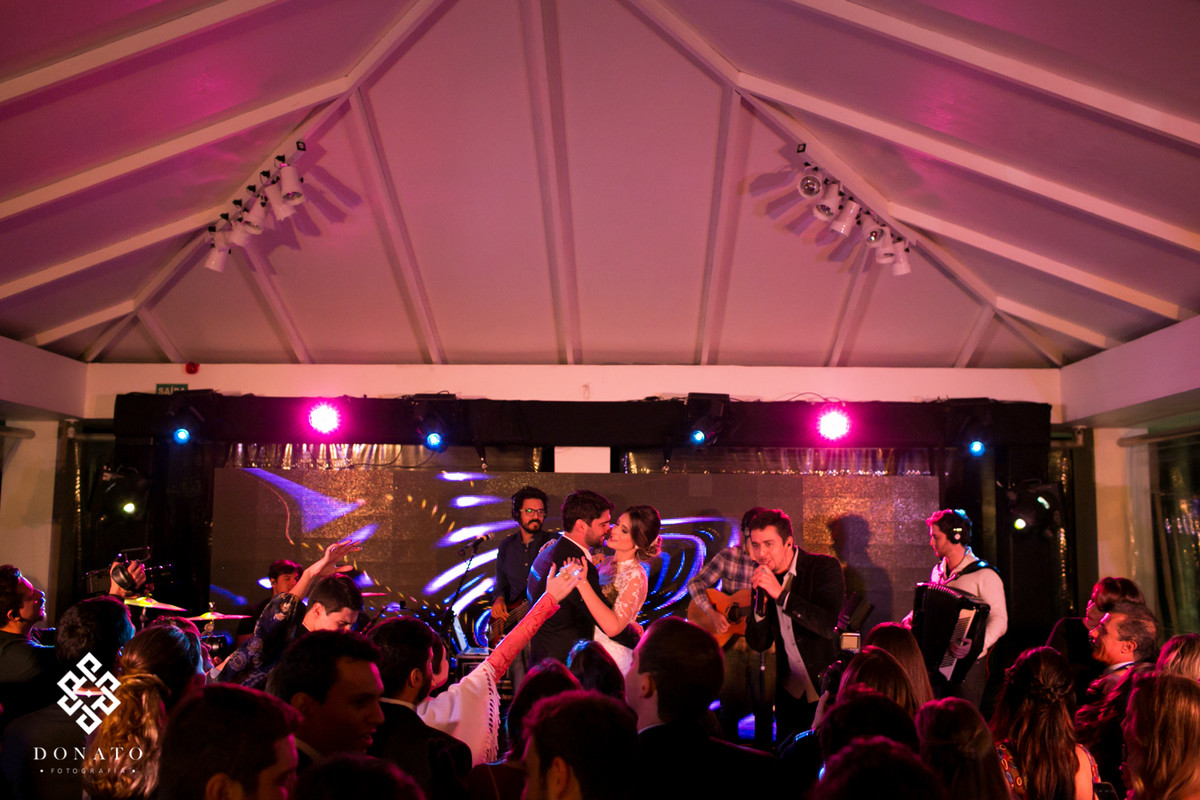Noivos dançam juntos no palco, e a balada corre solta, diversão garantida.