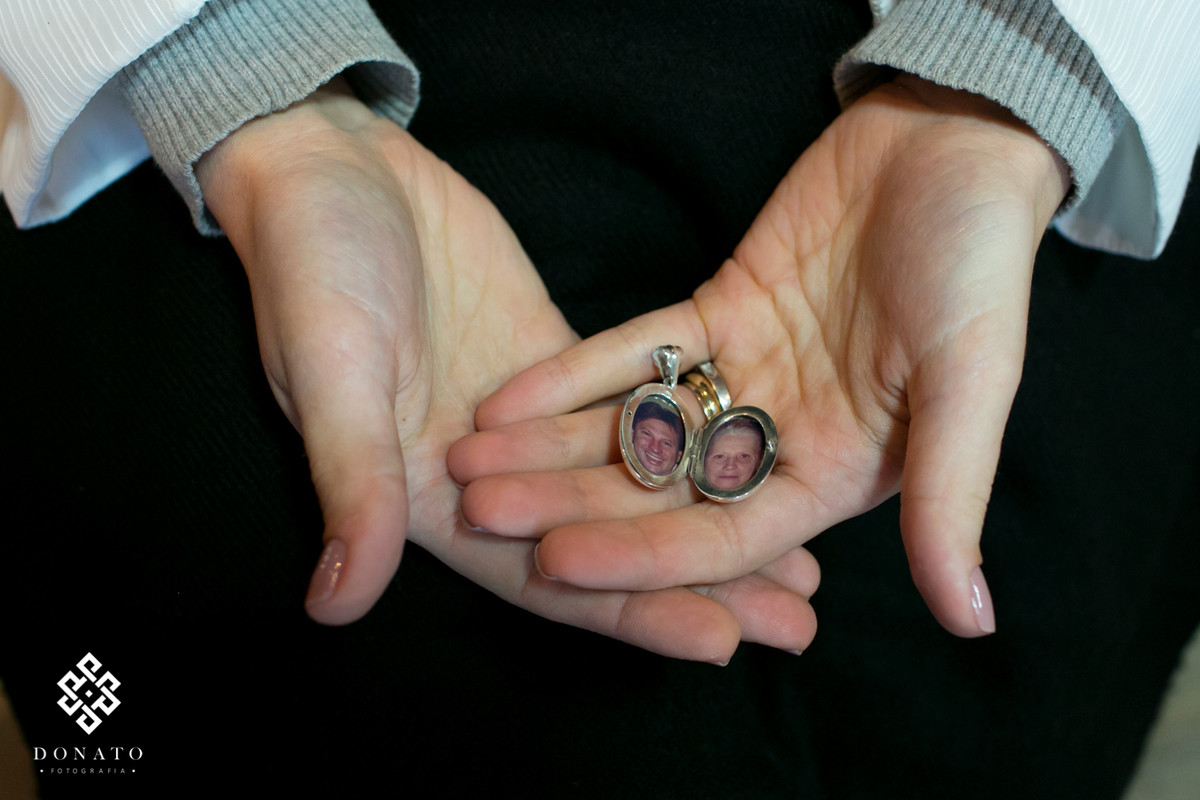 foto do detalhe dos pingentes com a foto do pai falecido e o avô, uma imagem emocionante.