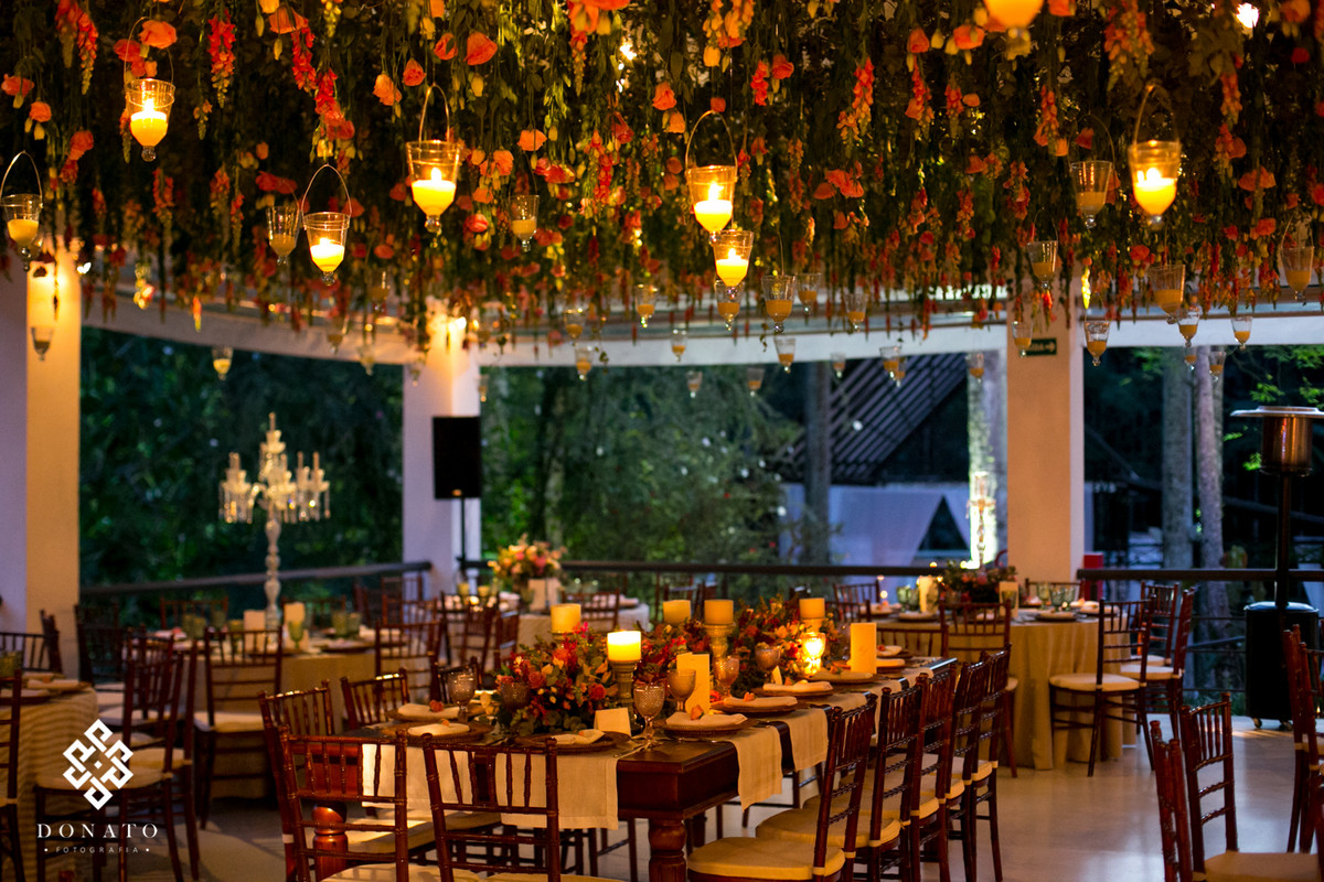 decoração toda suspensa, com velas, feita pela conscept party, as fores são rosas e detalhes em verde.