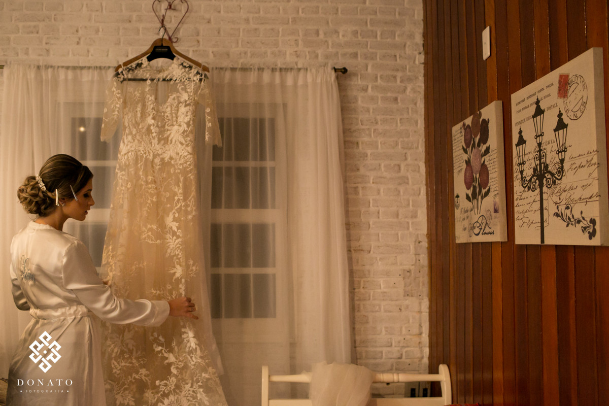 Noiva arruma o vestido antes de vestir.