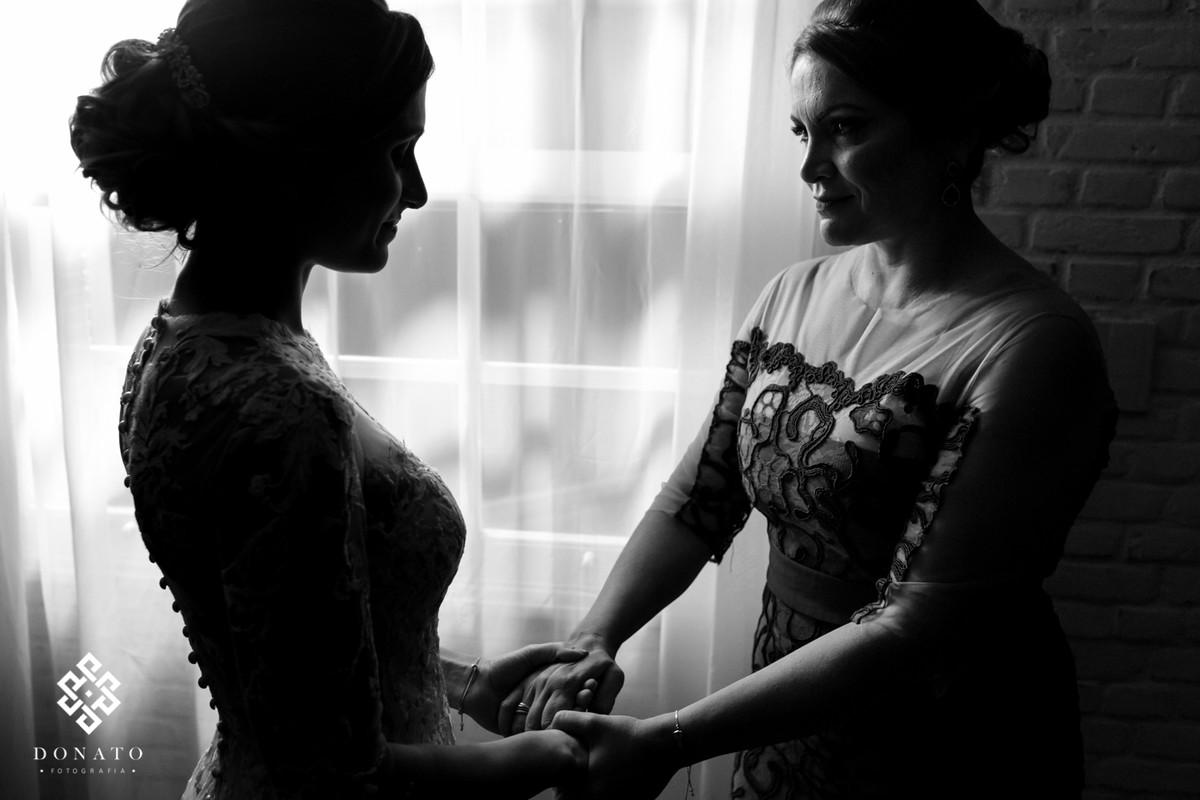 a mãe pega na mão da noiva, momento emocionante que se lembra do pai e do avô.