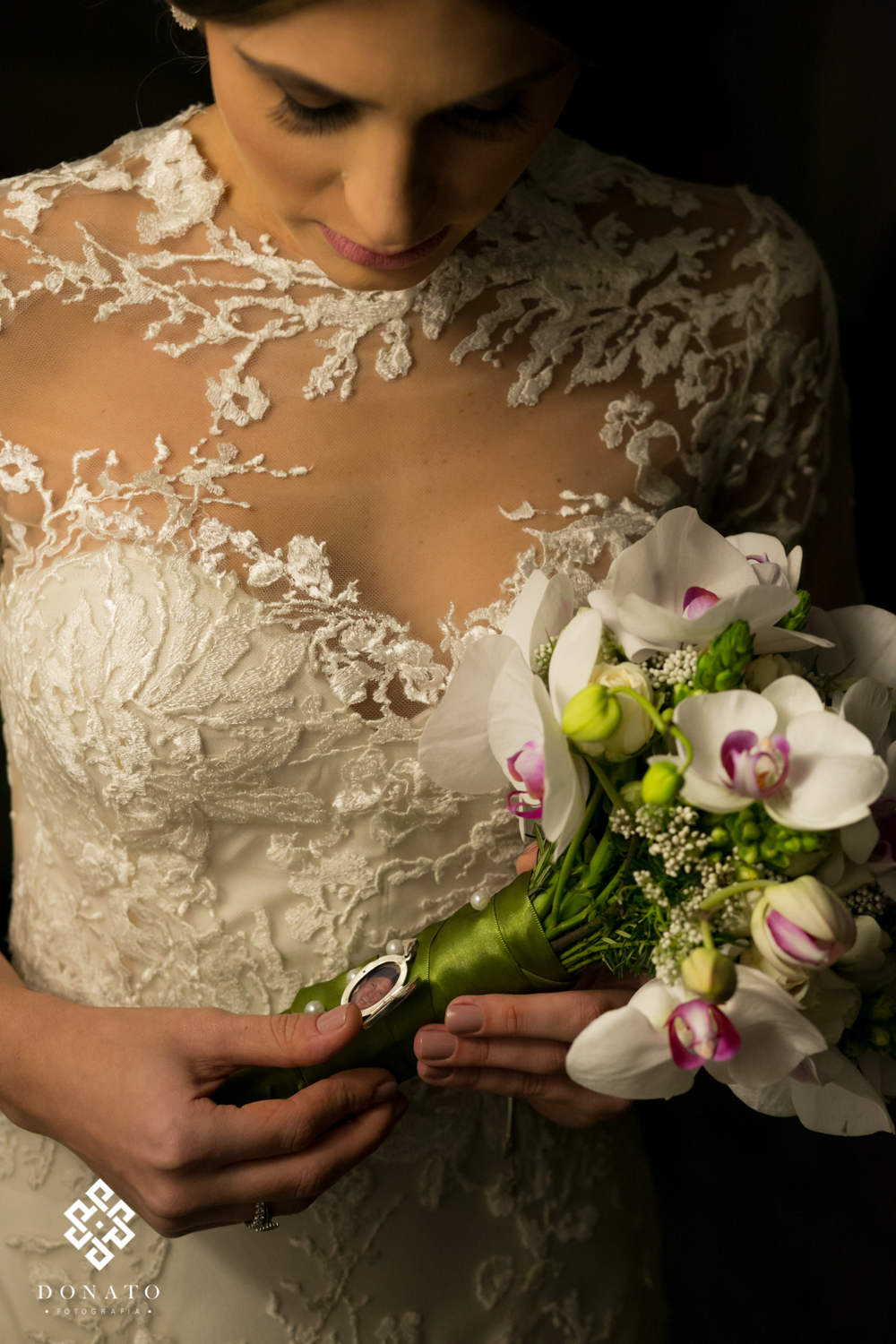 Noiva chora ao ver a foto do pai, no pingente que esta no buquet.