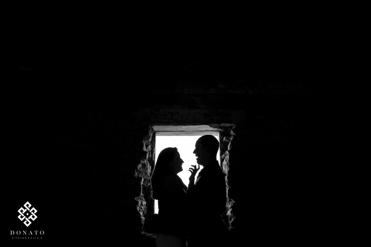 foto em silhueta a fernte de uma janela.