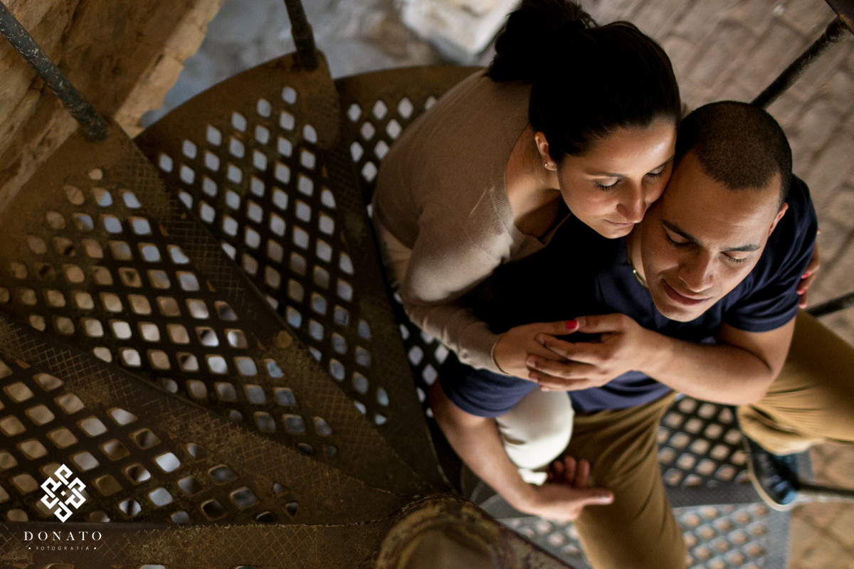 noivos namoram na escada em forma de caracol dentro da ruina da fazenda ipanema em ipero-sp.