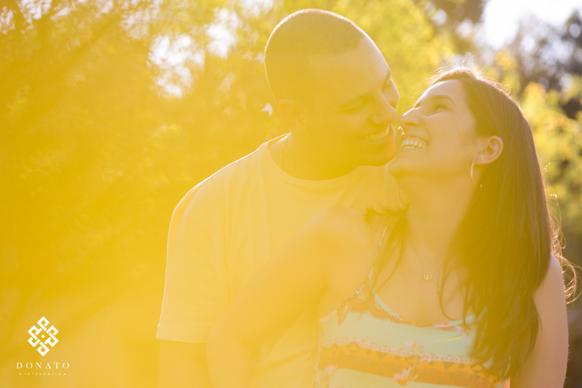 foto do casal nathalia e vini, com uma luz amarelada do por do sol.