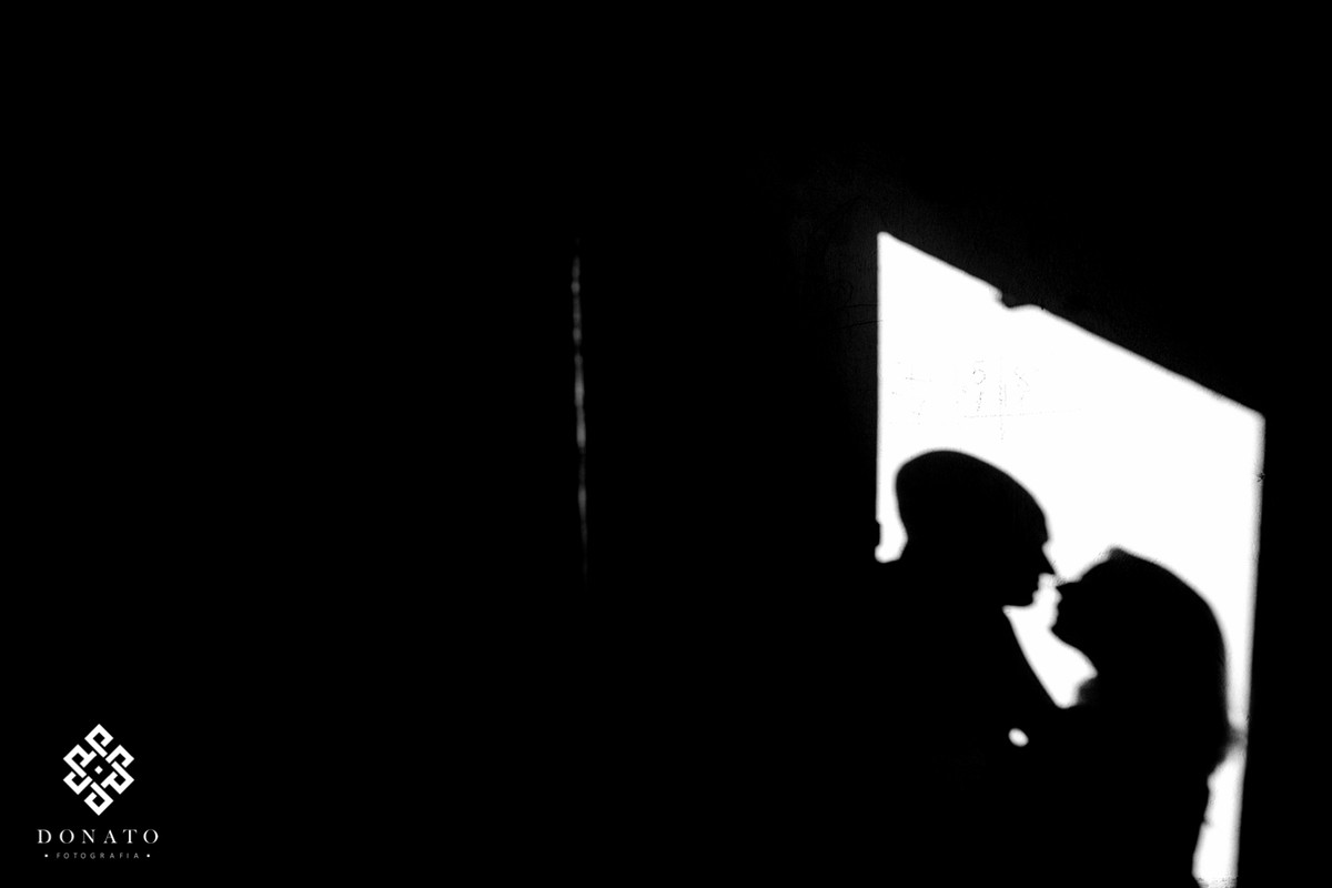 noivos namoram e projeta imagem da sombra na parede entre a porta de casas abandonadas na fazenda ipero-Ipanetama-sp.