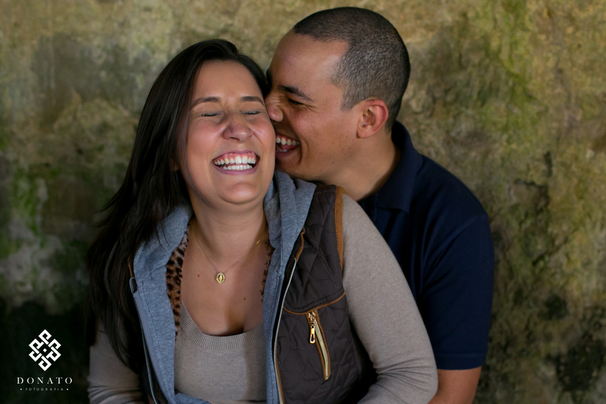 Noiva se diverte em fotos na fazenda ipero.