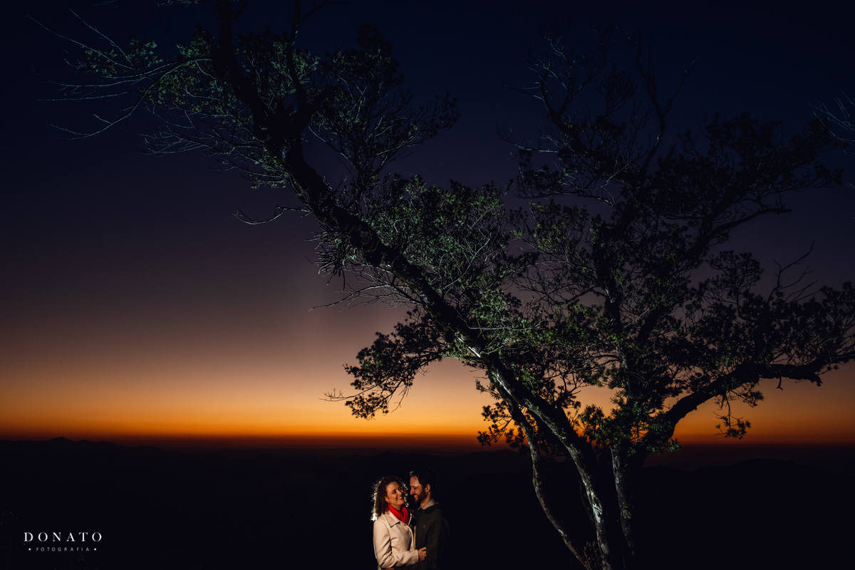 Fotos em Campos do Jordão, com casal no por do sol, com montanha atrás.