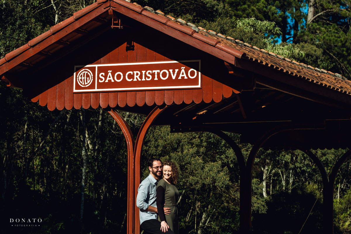 Fotos em Campos do Jordão, na linha do trem com estação de trem.