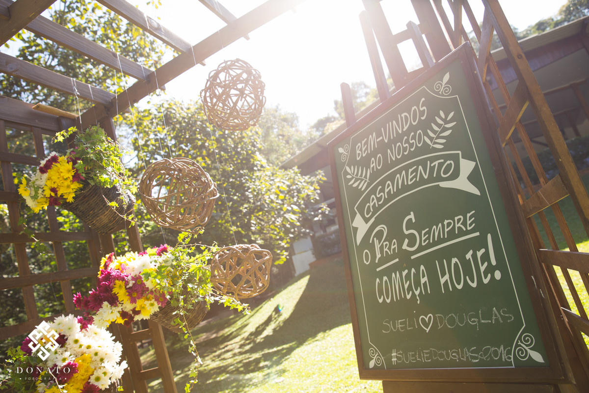 Foto da entrada do espaço natureza, com uma placa com os dizeres bem-vindos.