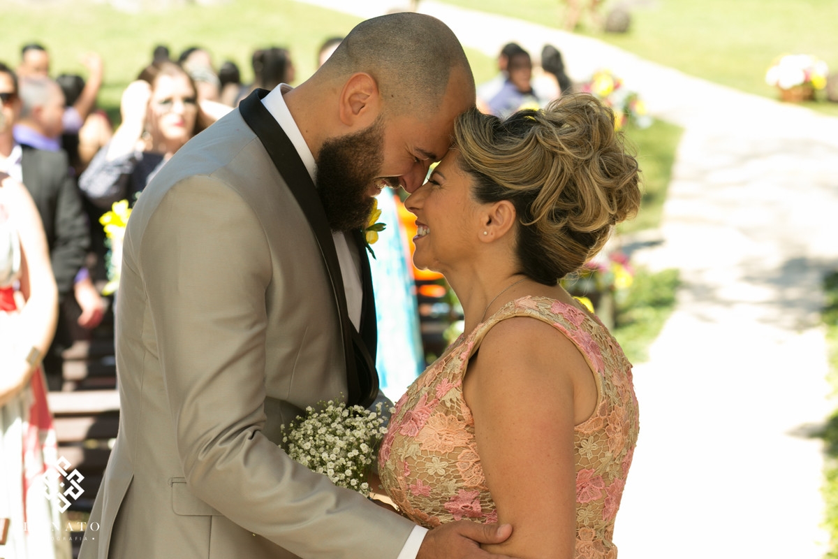 O noio se emociona com sua mãe, encosta a testa e da um lindo sorriso.