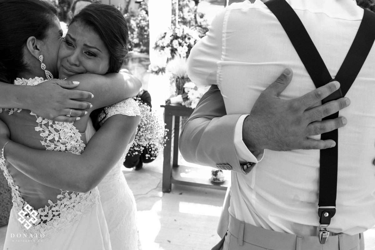 Noiva abraça sua melhor amiga, e chora nos comprimentos no altar do espaço natureza.