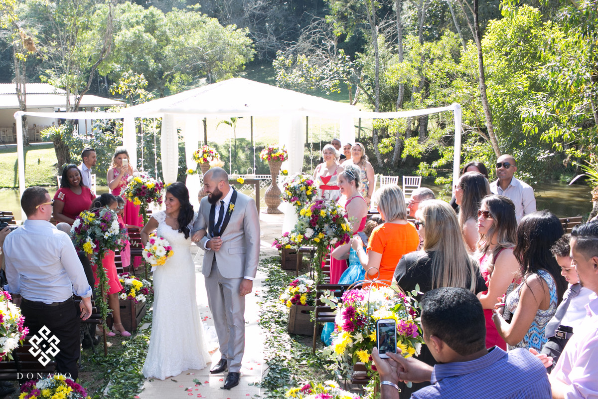 Noivos saem da cerimonia com destino a festa.