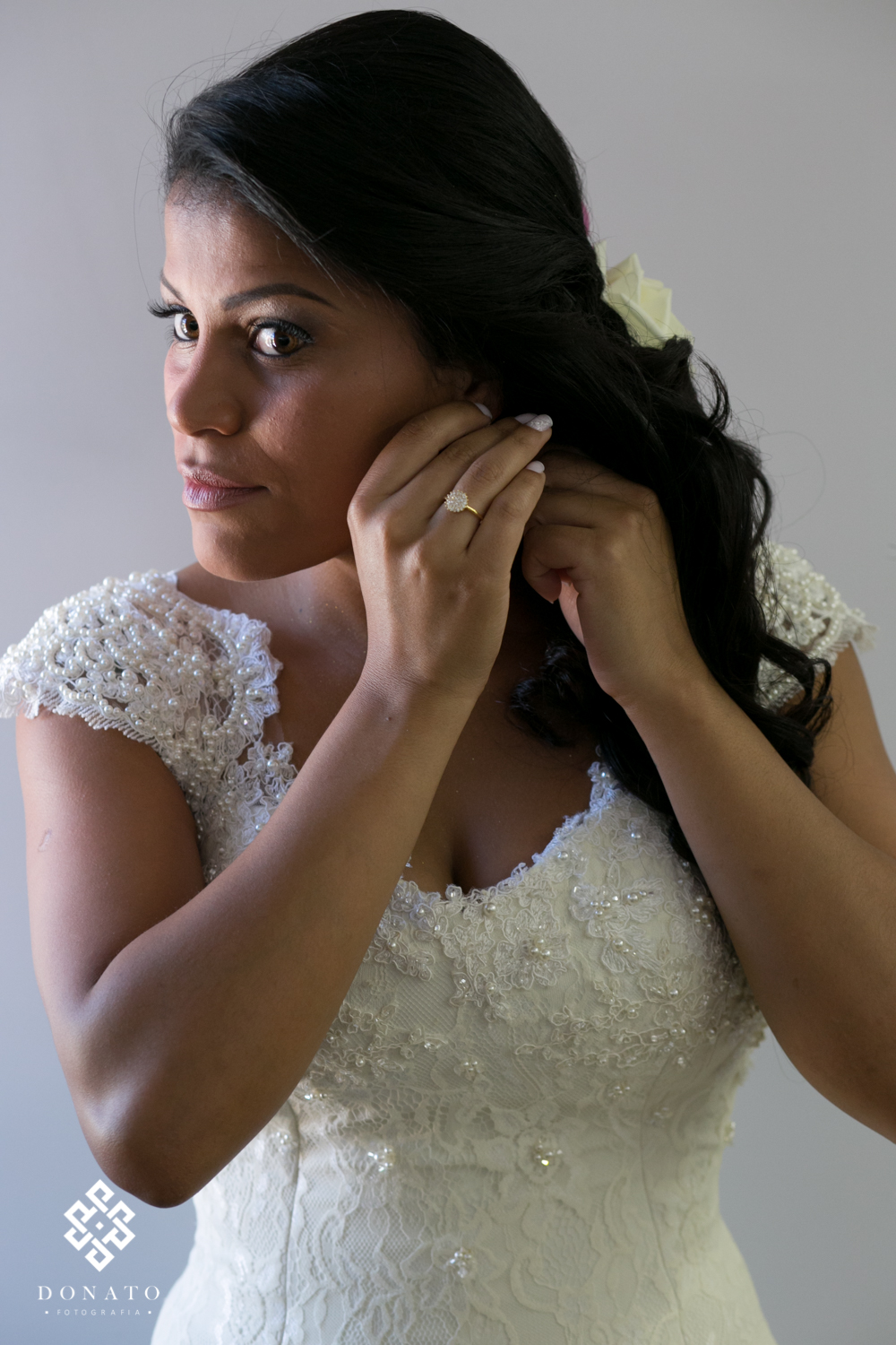 A noiva sueli, arruma o brinco na preparação para a cerimônia.