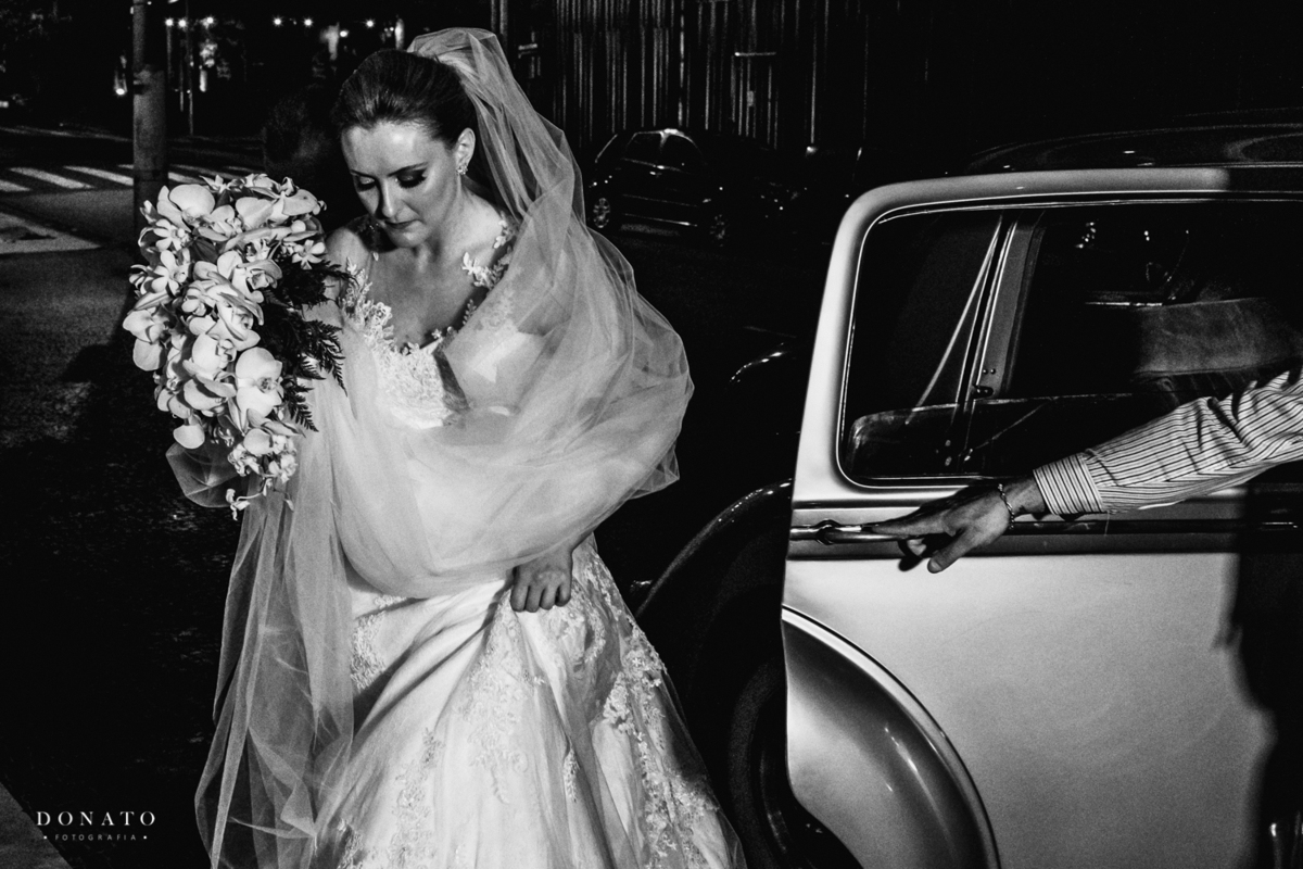 Cerimonia realizada na casa traffo em sao paulo a noite, noiva saindo do carro roll royce do paulo amorim.