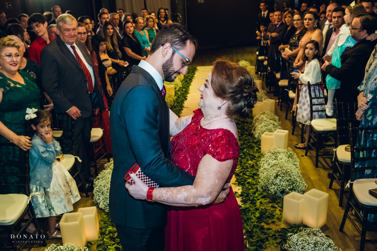 Cerimonia realizada na casa traffo em sao paulo a noite, noivo entra com a mae.