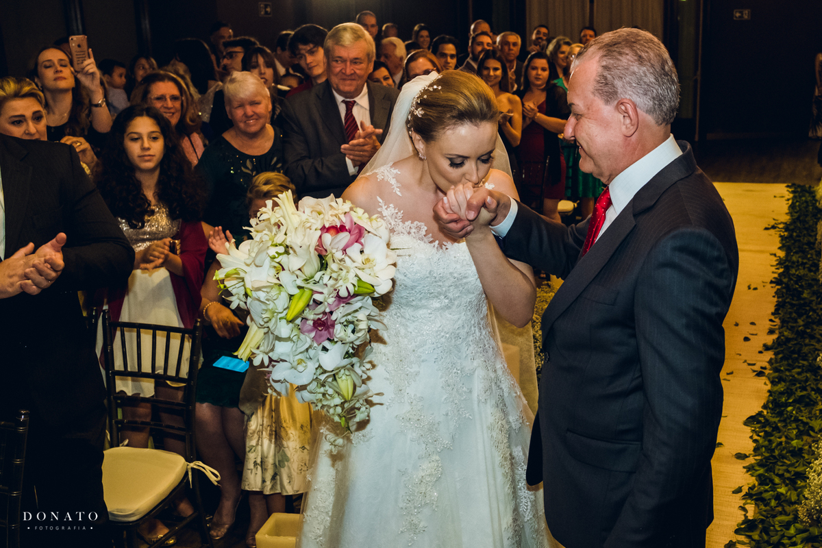 Cerimonia realizada na casa traffo em sao paulo a noite, noiva entrando com seu pai.