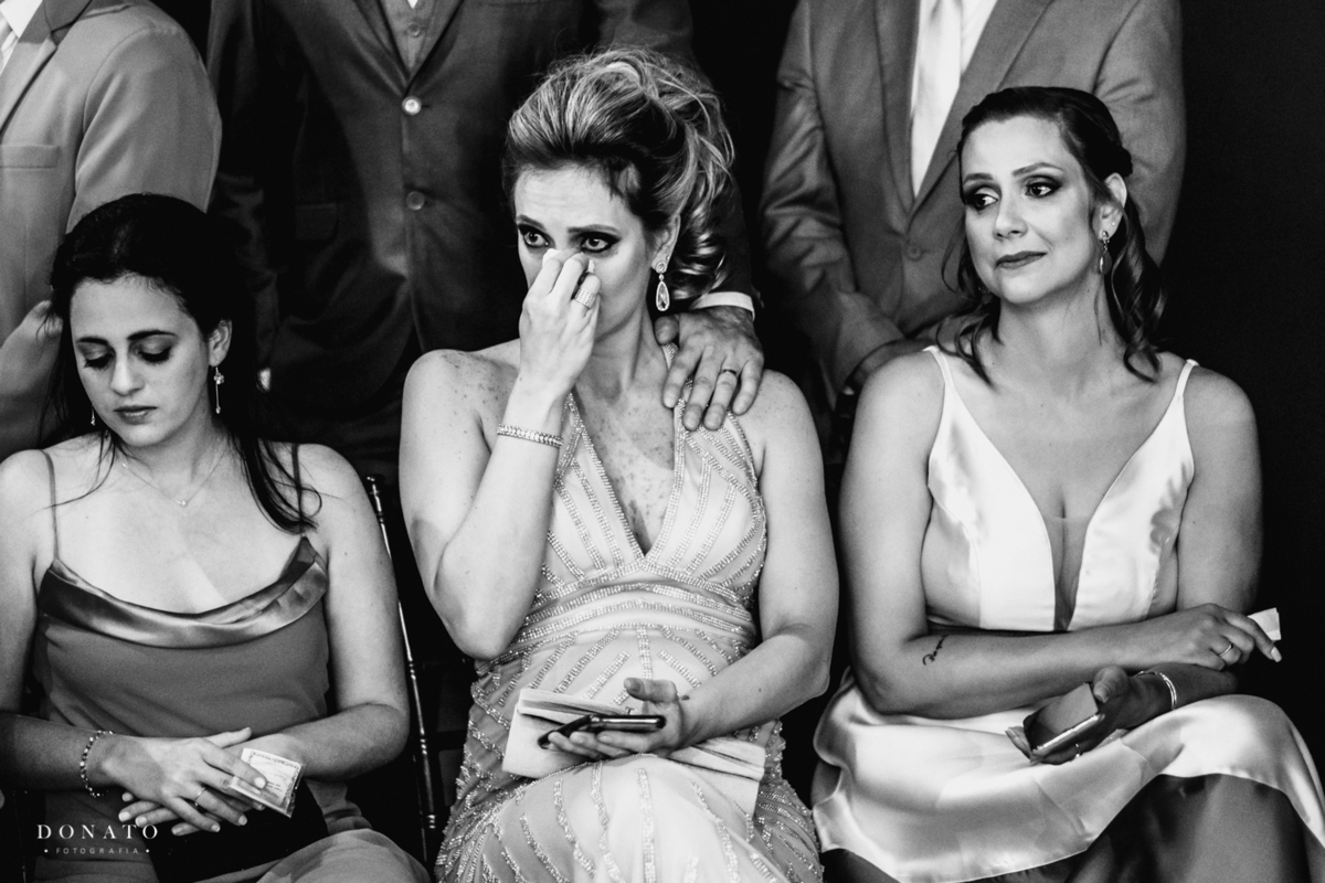 Cerimonia realizada na casa traffo em sao paulo a noite, madrinhas emocionadas.