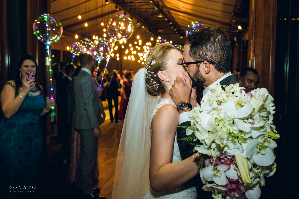 Cerimonia realizada na casa traffo em sao paulo a noite, beijo na saida dos noivos .cerimonia realizada na vlila bisutti.