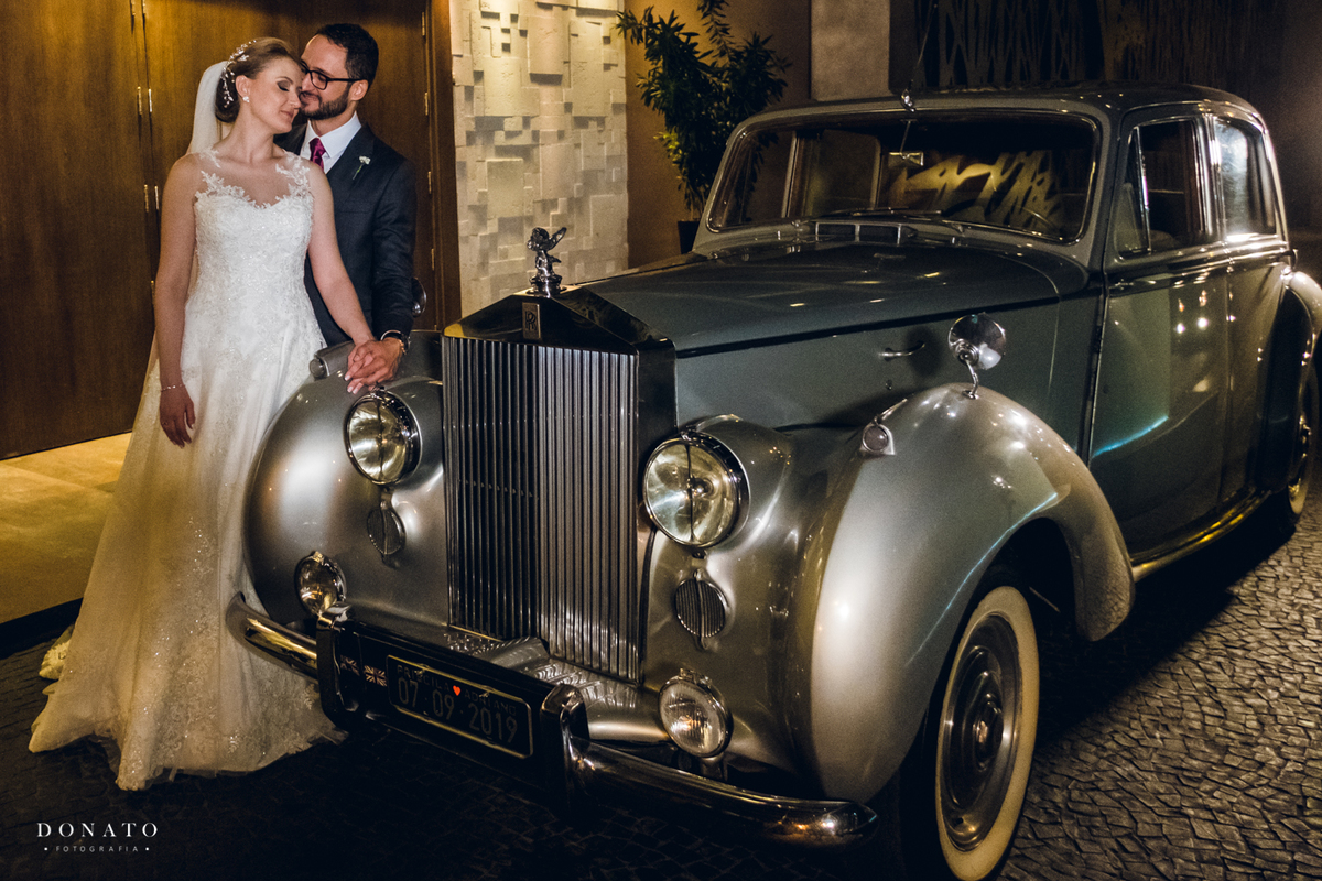 Foto na porta da casa traffo sp, com roll royce do paulo amorim.