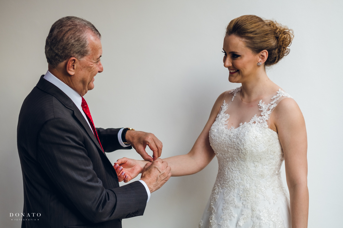 Pai coloca pulseira na noiva no jacques janine