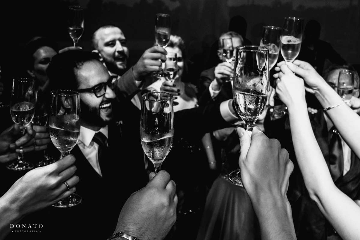 Hora da balada dentro da casa traffo vila bisutti, muita diversão com o brinde dos noivos.