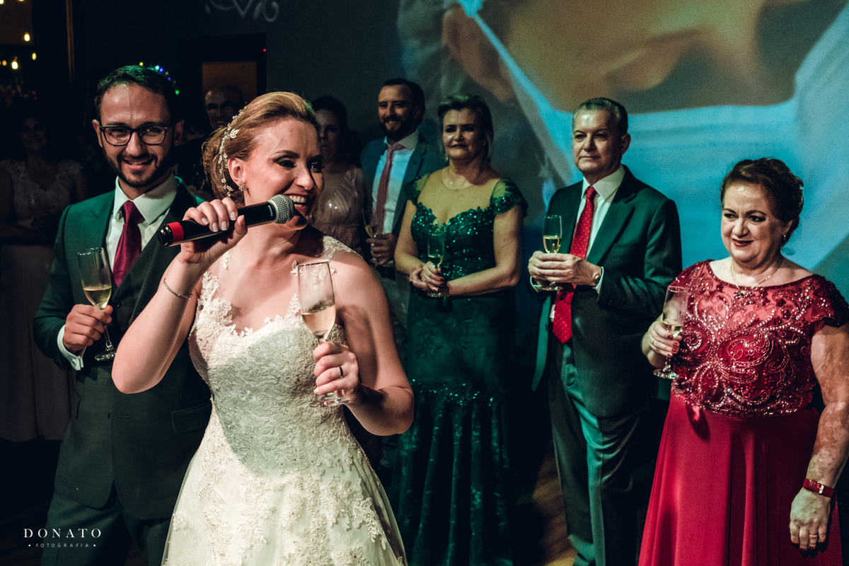 Hora da balada dentro da casa traffo vila bisutti, muita diversão. Noivos agradecem no microfone .