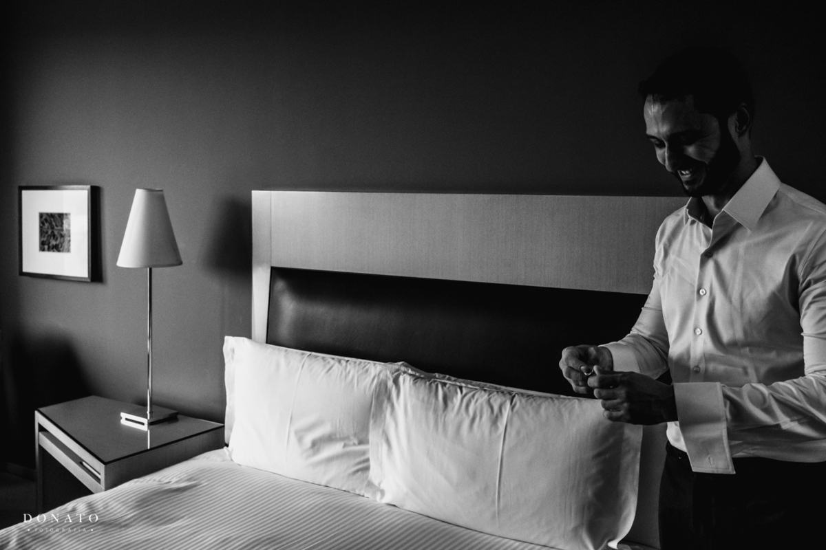Noivo se arruma no Grand Hyatt.