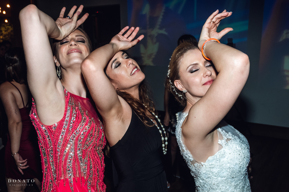 Hora da balada dentro da casa traffo vila bisutti, muita diversão. Noiva com as amigas.