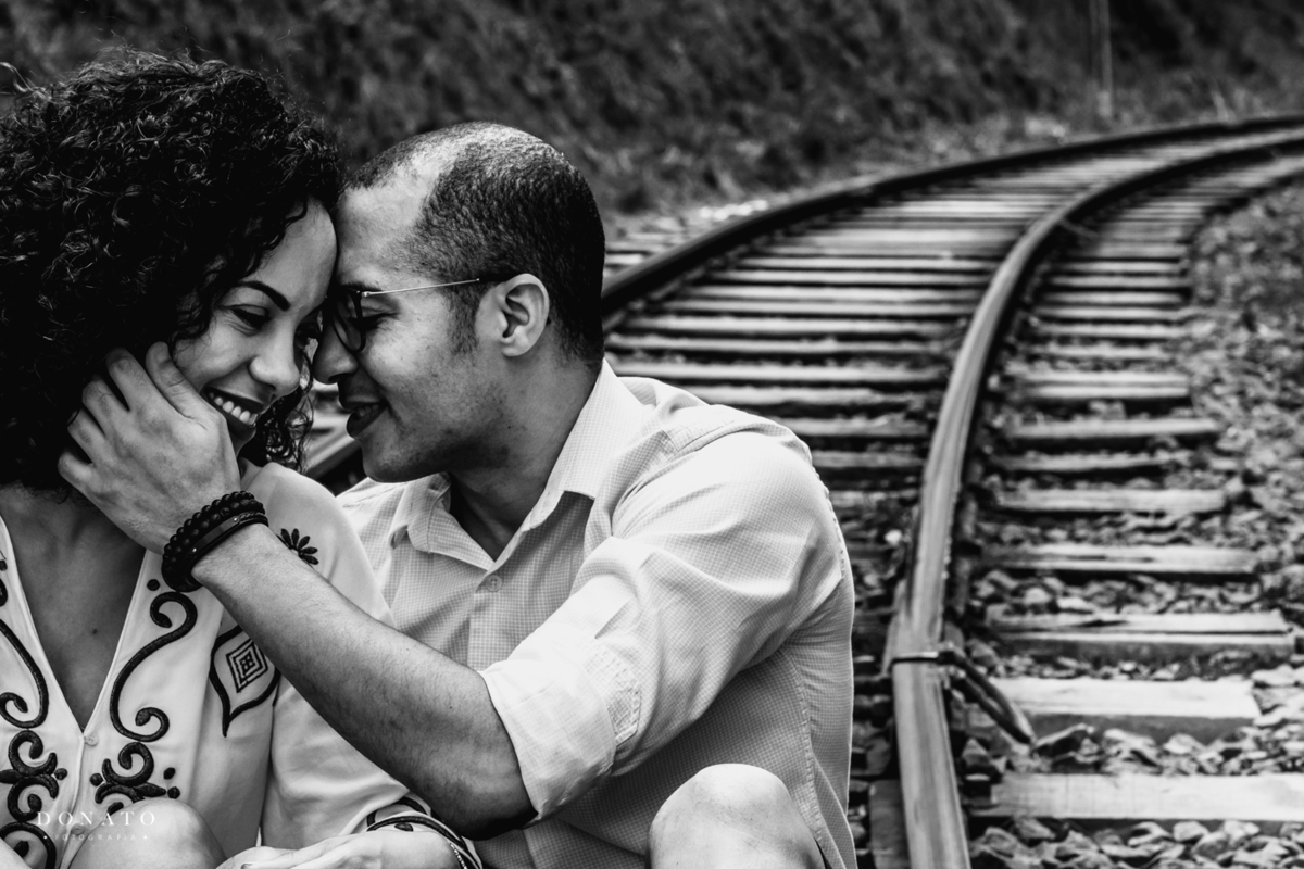 Casal andando na linha do trem em Campos do Jordao.