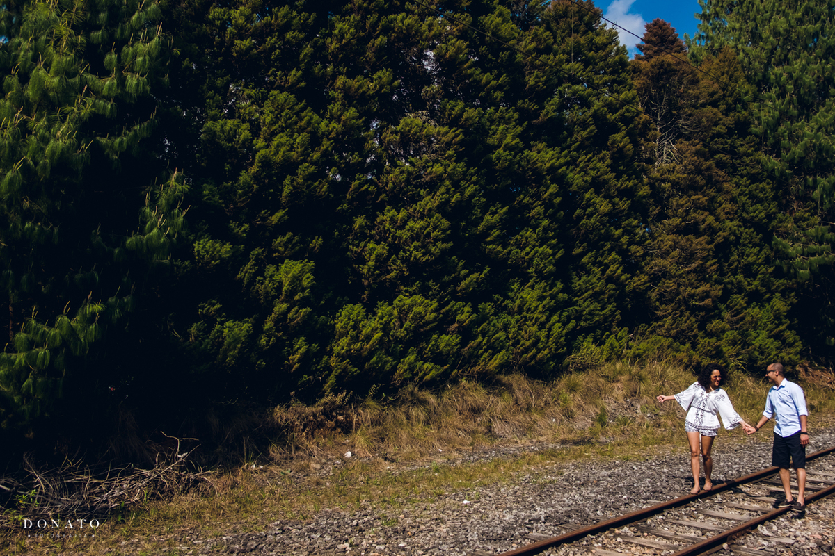 Casal andando na linha do trem em Campos do Jordao.