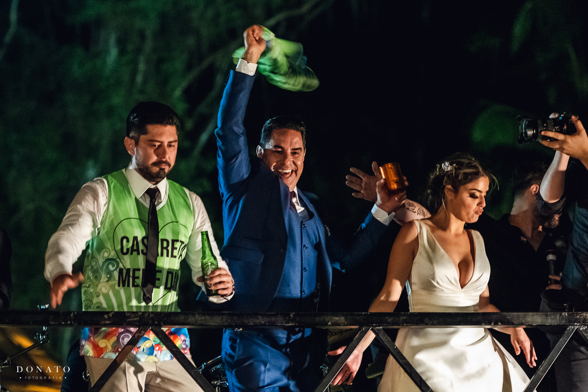 Noivos dançando encima do trio eletrico na frente da fazenda 7 lagoas.