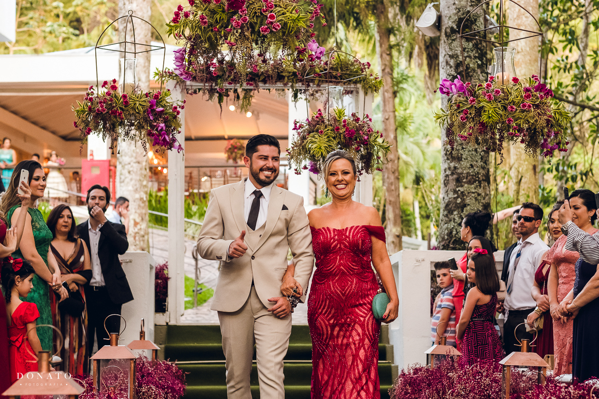 Entrada do noivo na cerimonia, na nave da fazenda 7 lagoas.